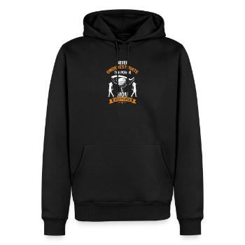 Never Underestimate Mom On The Golf Course - Männer Premium Bio Hoodie - Schwarz - Vorne - Nico (187cm)