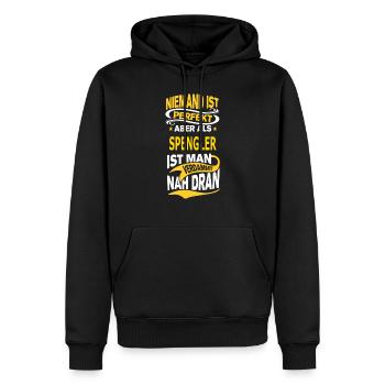 SPENGLER - Männer Premium Bio Hoodie - Schwarz - Vorne - Nico (187cm)
