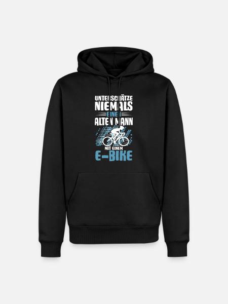 Alter Mann mit E-Bike - Männer Premium Bio Hoodie - Schwarz