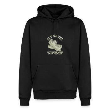 Meine Schuhe Haben Mehr Kilometer Als Dein Auto - Männer Premium Bio Hoodie - Schwarz - Vorne - Nico (187cm)
