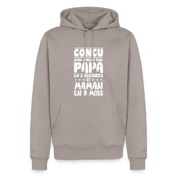 Mit Liebe von Mama und Papa in 9 Monaten entworfen - Männer Premium Bio Hoodie - Taupe - Vorne - Nico (187cm)