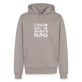 I KNOW HOW THE RABBIT RUNS WS - Männer Premium Bio Hoodie - Taupe - Vorne - Nico (187cm)