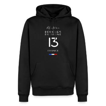 La vie est meilleure à BOUCHES-DU-RHÔNE Numéro 13 - Sweat à capuche Premium bio Homme - noir - Devant - Nico (187cm)
