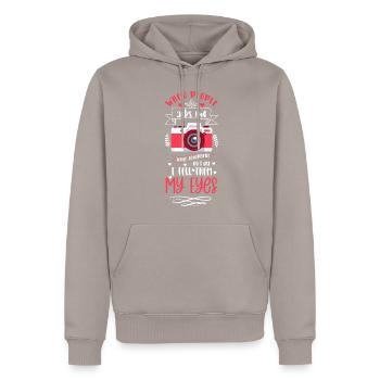 Sujet de l’objectif de l’appareil photo - Sweat à capuche Premium bio Homme - taupe - Devant - Nico (187cm)