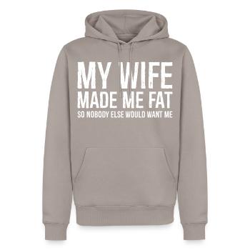 my wife made me fat funny shirt - Männer Premium Bio Hoodie - Taupe - Vorne - Nico (187cm)