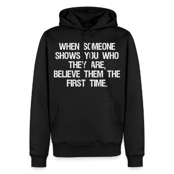 when someone shows you who they are believe them - Sweat à capuche Premium bio Homme - noir - Devant - Nico (187cm)