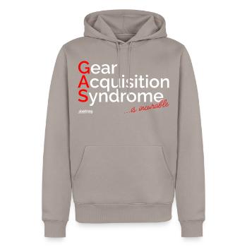 Gear Acquisition Syndrome - Männer Premium Bio Hoodie - Taupe - Vorne - Nico (187cm)