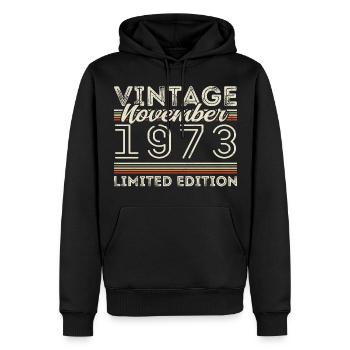 Né en novembre 1973 Date de naissance : novembre 1973 - Sweat à capuche Premium bio Homme - noir - Devant - Nico (187cm)