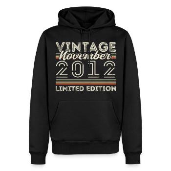 Jahrgang November 2012 Geburtstag November 2012 - Männer Premium Bio Hoodie - Schwarz - Vorne - Nico (187cm)
