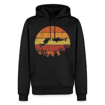 Plongeur et requin avec un coucher de soleil rétro - Sweat à capuche Premium bio Homme - noir - Devant - Nico (187cm)