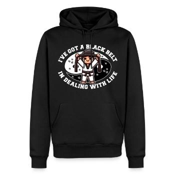 ICH HABE EINEN SCHWARZEN GÜRTEL IM UMGANG MIT DEM LEBEN - Männer Premium Bio Hoodie - Schwarz - Vorne - Nico (187cm)