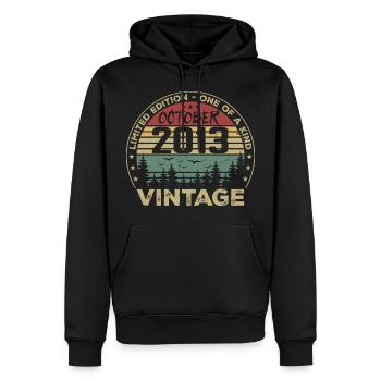 Vintage Jubiläum Hergestellt im Oktober 2013 - Männer Premium Bio Hoodie - Schwarz - Vorne - Nico (187cm)