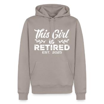 This Girl Is Retired Est. 2025 Funny Retirement - Sweat à capuche Premium bio Homme - taupe - Devant - Nico (187cm)