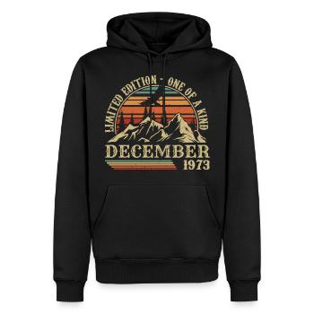 Jahrgang Dezember 1973, Genial seit Dezember 1973 - Männer Premium Bio Hoodie - Schwarz - Vorne - Nico (187cm)