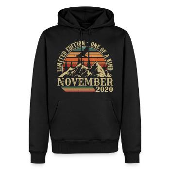 Né en Novembre 2020 - Anniversaire Novembre 2020 - Sweat à capuche Premium bio Homme - noir - Devant - Nico (187cm)