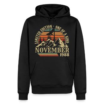 Né en Novembre 1988 - Anniversaire Novembre 1988 - Sweat à capuche Premium bio Homme - noir - Devant - Nico (187cm)