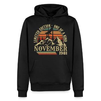 Né en Novembre 1981 - Anniversaire Novembre 1981 - Sweat à capuche Premium bio Homme - noir - Devant - Nico (187cm)