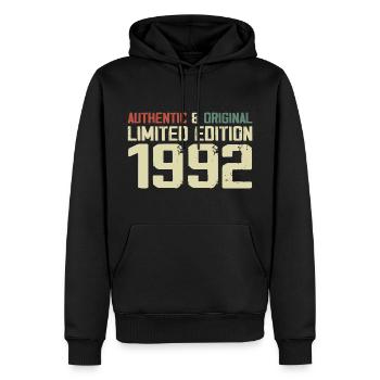 1992 Geburtstagsgeschenk 1992 Jahrgang 1992 Retro - Männer Premium Bio Hoodie - Schwarz - Vorne - Nico (187cm)