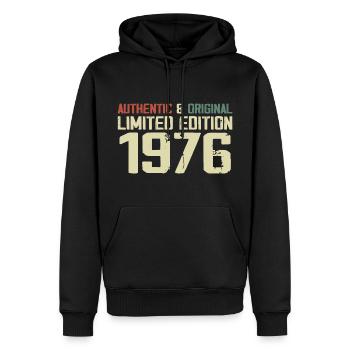1976 Geburtstagsgeschenk 1976 Jahrgang 1976 Retro - Männer Premium Bio Hoodie - Schwarz - Vorne - Nico (187cm)