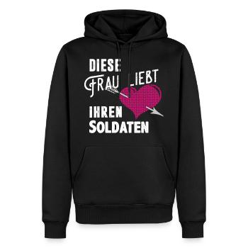 Diese Frau liebt ihren Soldaten - Männer Premium Bio Hoodie - Schwarz - Vorne - Nico (187cm)