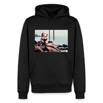 Alena mit Bikini auf den Felsen am Meer - Männer Premium Bio Hoodie - Schwarz - Vorne - Nico (187cm)
