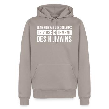 Racisme / Anti racisme / antiraciste / couleur - Sweat à capuche Premium bio Homme - taupe - Devant - Nico (187cm)