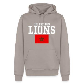 Wir sind marokkanische Löwen - Männer Premium Bio Hoodie - Taupe - Vorne - Nico (187cm)