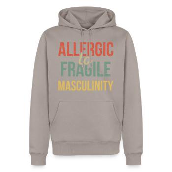 Allergisch gegen zerbrechliche Männlichkeit III - Männer Premium Bio Hoodie - Taupe - Vorne - Nico (187cm)