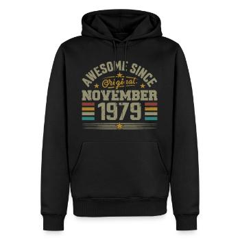 November 1979 Geburtstagsgeschenk | November 1979 - Männer Premium Bio Hoodie - Schwarz - Vorne - Nico (187cm)