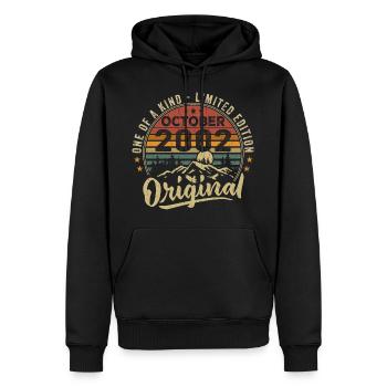 Cadeau Anniversaire | Millésime Né(e) Octobre 2002 - Sweat à capuche Premium bio Homme - noir - Devant - Nico (187cm)