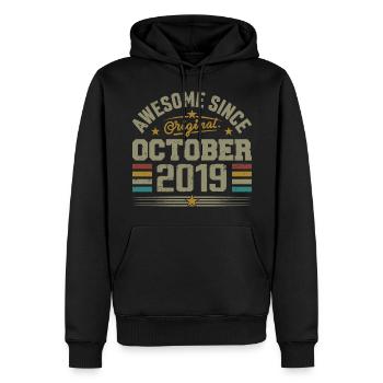 Geboren im Oktober 2019 | Geburtstag Oktober 2019 - Männer Premium Bio Hoodie - Schwarz - Vorne - Nico (187cm)