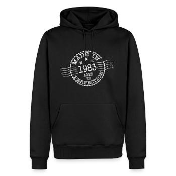 MADE IN 1983 À LA PERFECTION AGES - Sweat à capuche Premium bio Homme - noir - Devant - Nico (187cm)