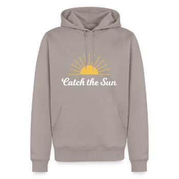 Spruch "Catch the sun" – Sonne im Sommer - Männer Premium Bio Hoodie - Taupe - Vorne - Nico (187cm)