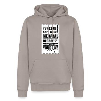 Arzt - Männer Premium Bio Hoodie - Taupe - Vorne - Nico (187cm)