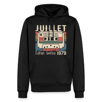 Cassette 1979 Cadeau Anniversaire Juillet 1979  - Sweat à capuche Premium bio Homme - noir - Devant - Nico (187cm)
