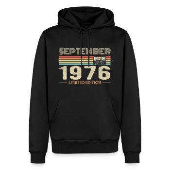 September 1976 Jahrgang Jubiläum September 1976 - Männer Premium Bio Hoodie - Schwarz - Vorne - Nico (187cm)