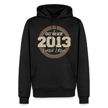 Né en octobre 2013 Retro Anniversaire Octobre 2013 - Sweat à capuche Premium bio Homme - noir - Devant - Nico (187cm)