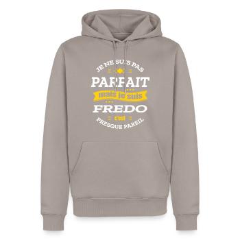 FREDO PARFAIT - PRENOM FREDO - Sweat à capuche Premium bio Homme - taupe - Devant - Nico (187cm)