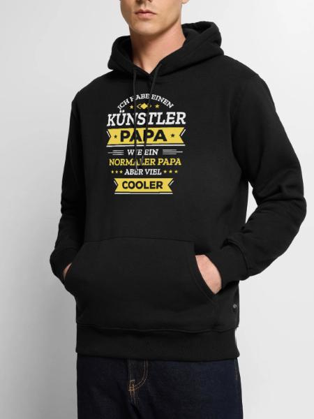 KÜNSTLER PAPA - VIEL COOLER ALS NORMALER PAPA - Männer Premium Bio Hoodie - Schwarz - Vorne - Nico (187cm)