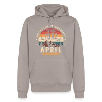 Millésime Anniversaire Avril 1972 April 1972 - Sweat à capuche Premium bio Homme - taupe - Devant - Nico (187cm)