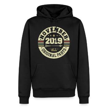 Millésime Novembre 2019 - Anniversaire Novembre 2019 - Sweat à capuche Premium bio Homme - noir - Devant - Nico (187cm)
