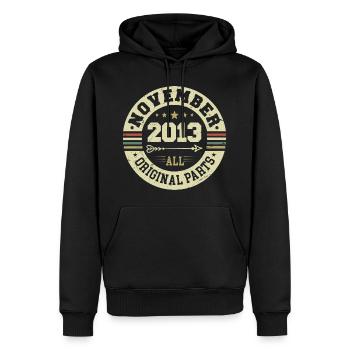 Vintage November 2013 - Geburtstag November 2013 - Männer Premium Bio Hoodie - Schwarz - Vorne - Nico (187cm)