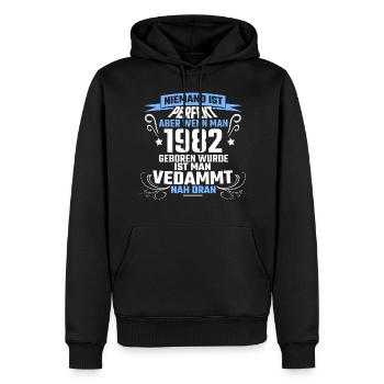 1982 - Männer Premium Bio Hoodie - Schwarz - Vorne - Nico (187cm)