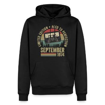 Né en septembre 1974 Millésime 1974 - Sweat à capuche Premium bio Homme - noir - Devant - Nico (187cm)