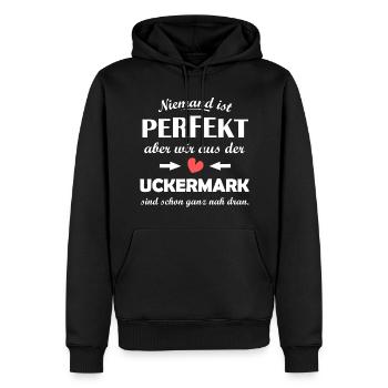 Die Uckermark im Osten - Männer Premium Bio Hoodie - Schwarz - Vorne - Nico (187cm)