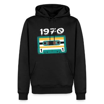 Kassette 1970 Jahrgang Jubiläum 1970 - Männer Premium Bio Hoodie - Schwarz - Vorne - Nico (187cm)