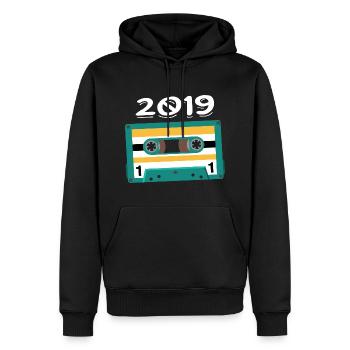 Kassette 2019 Jahrgang Jubiläum 2019 - Männer Premium Bio Hoodie - Schwarz - Vorne - Nico (187cm)