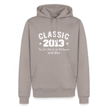 Geboren 2013 Vintage Classic Jubiläumsgeschenk 2013 - Männer Premium Bio Hoodie - Taupe - Vorne - Nico (187cm)