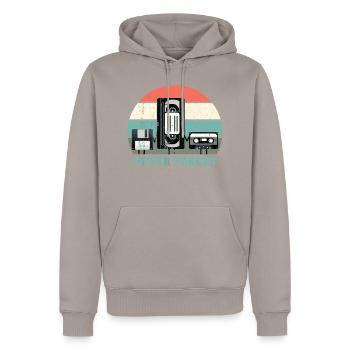 Never Forget-VHS, Kassette, Diskette Disc-Old School - Männer Premium Bio Hoodie - Taupe - Vorne - Nico (187cm)