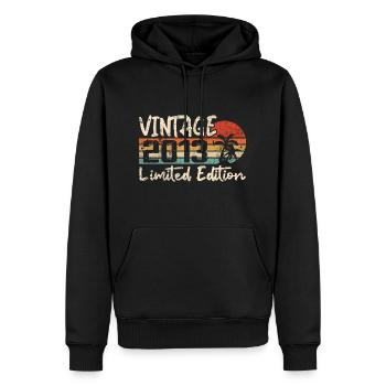 Jahrgang 2013 Jahrgang 2013 Geburtstagsgeschenk - Männer Premium Bio Hoodie - Schwarz - Vorne - Nico (187cm)